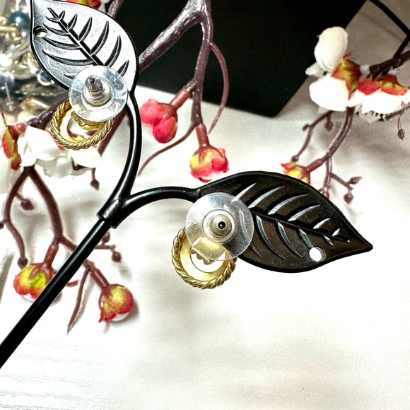 twist up stud earrings - Picture 2 of 6